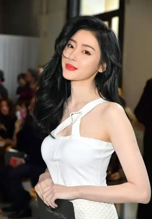 非常俏皮,张天爱时尚巴黎时装周,西装革履眼神犀利,这位姐姐厉害了