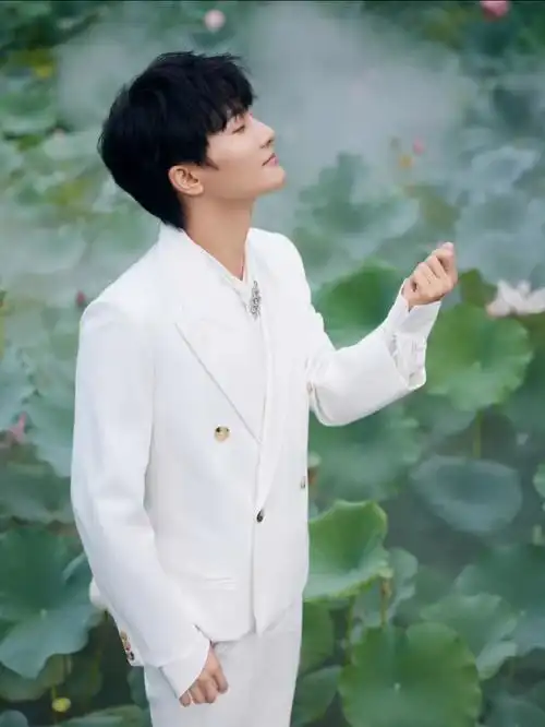 清新自然,少年感满分#周深  #卡布叻_周深  #央视中秋晚会  #少年感穿