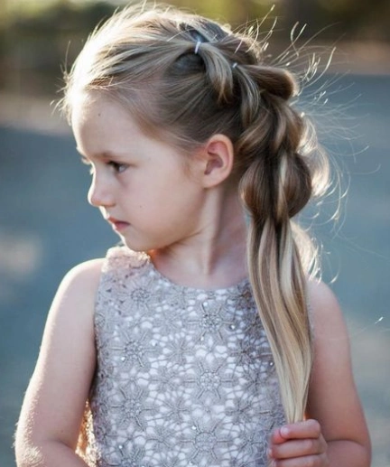 再搭配一条无袖的裙子,让小女孩看上去高贵公主范气质十足