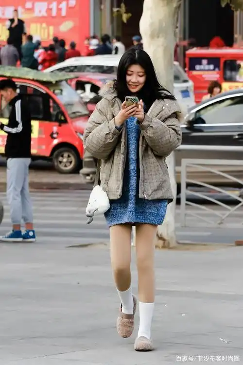 穿两双袜子出街,温暖还能凹造型,秋裤可以放回衣柜了
