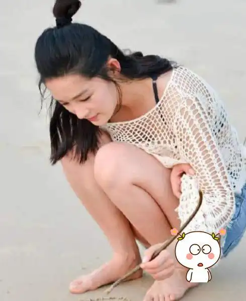 李沁穿短裤在海边玩沙不顾形象蹲姿遭非议节目组赶紧打码救场