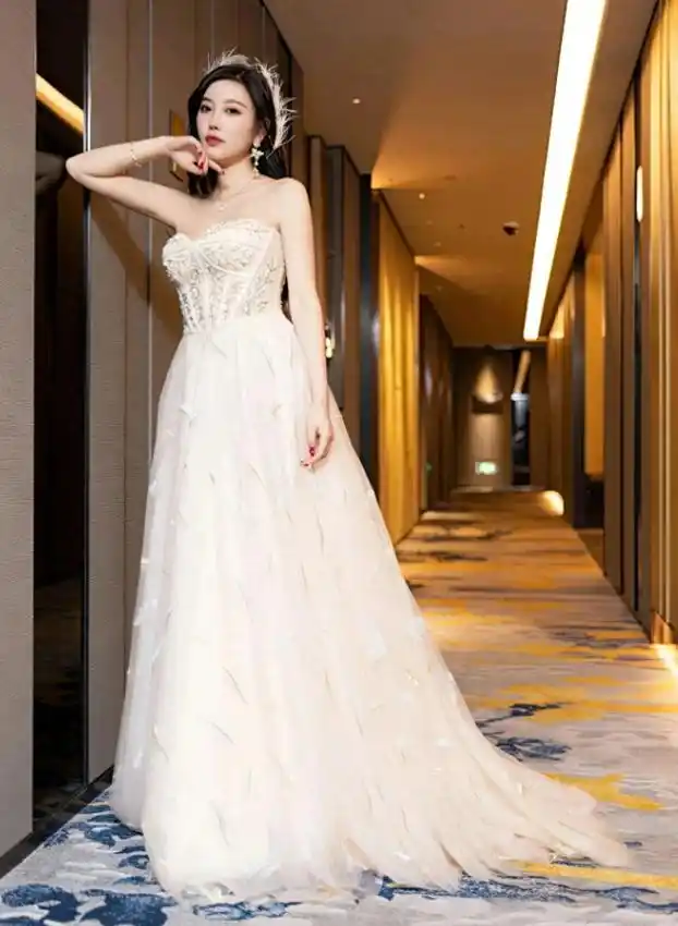 杨晨晨—抹胸白色连衣裙