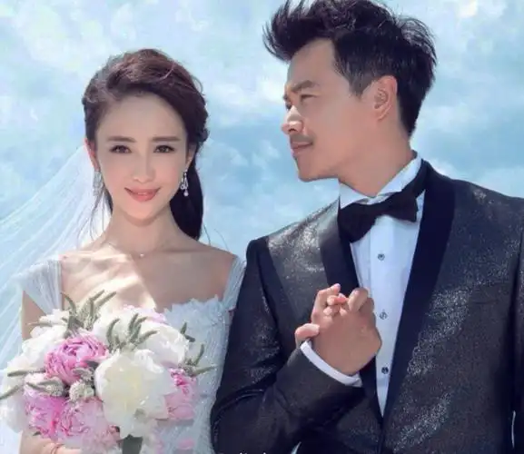 原创42岁陈思诚久违露面肚腩凸起胖成徐峥老婆佟丽娅瘦出新高度