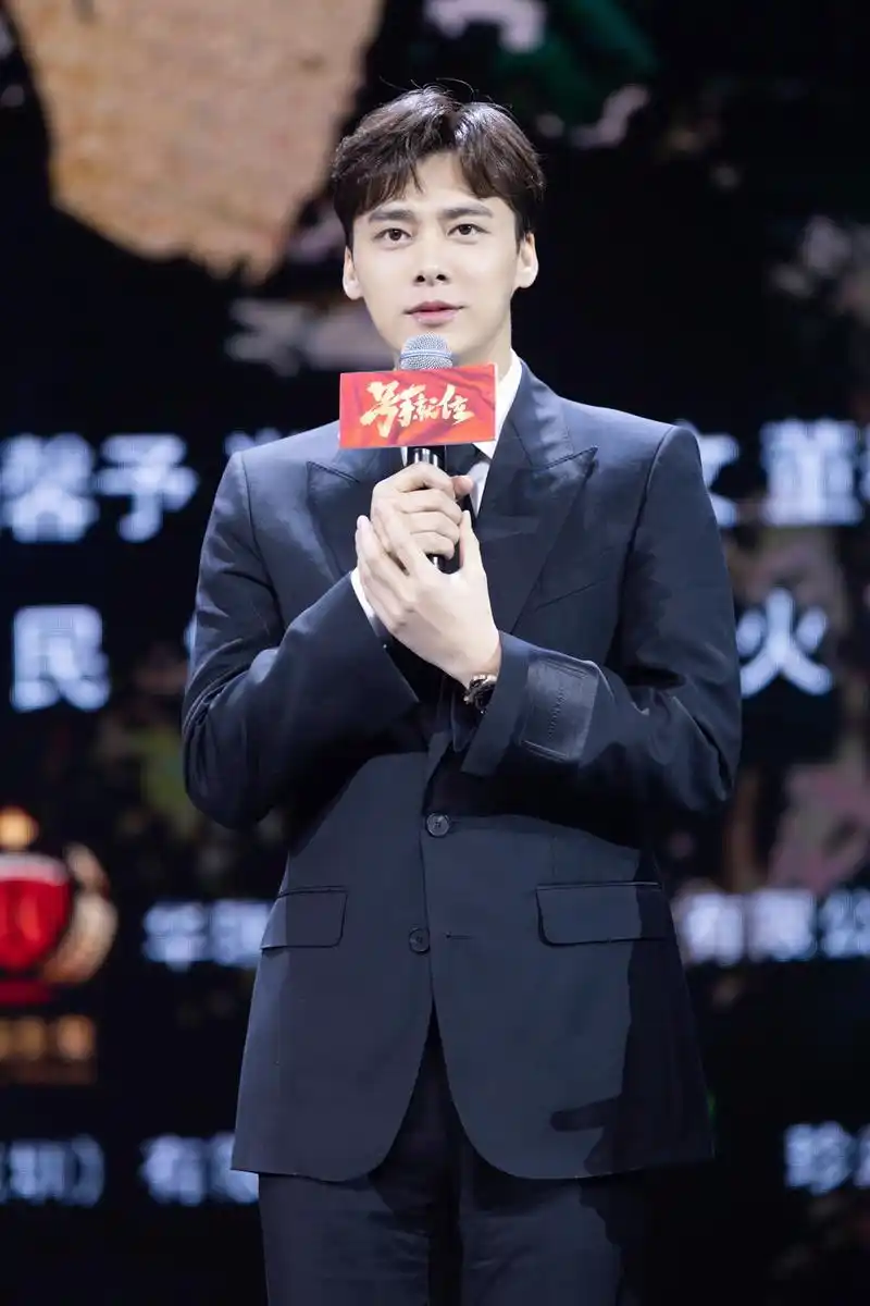 《号手就位》定档发布会李易峰陈星旭啃馒头