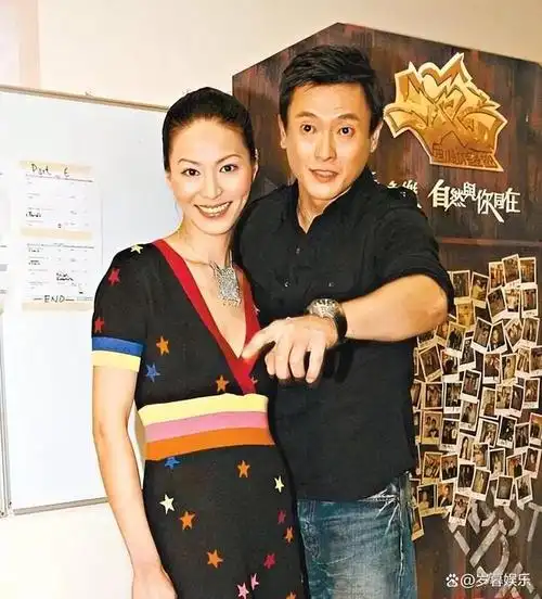 在搜寻照片时,我发现了一张滕丽名的最新近照,哎呀,她的身材和我记忆