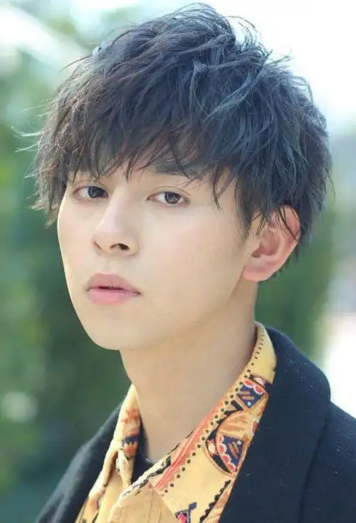 大宽脸男生剪短碎发造型图额头高男生短头发大全