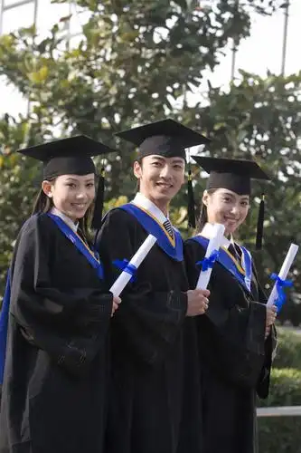 穿学士服的大学生们