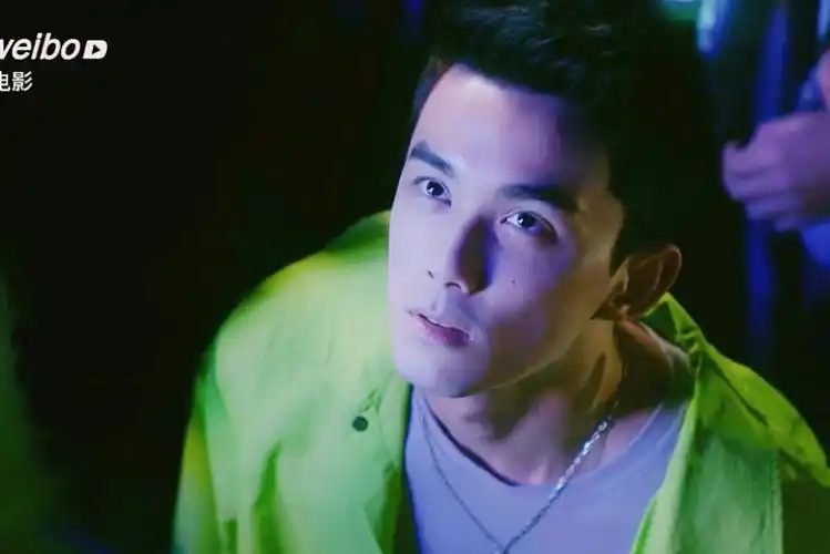 吴磊盛夏未来海报