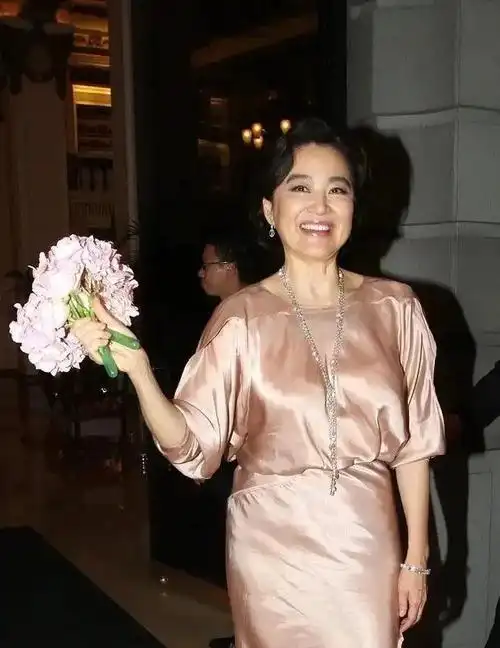 林青霞越老越耐看穿一身同色系好优雅有老年肚气质也高级