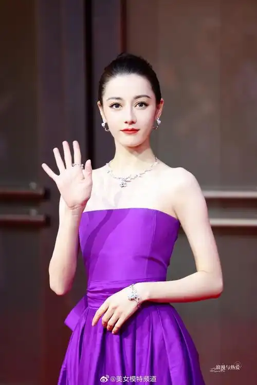 迪丽热巴一袭紫色抹胸裙佩戴银色项链高贵优雅肤白貌美