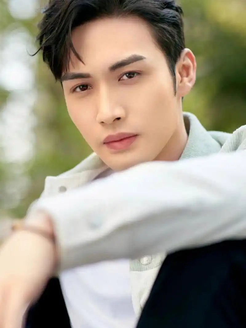 张彬彬帅气图片