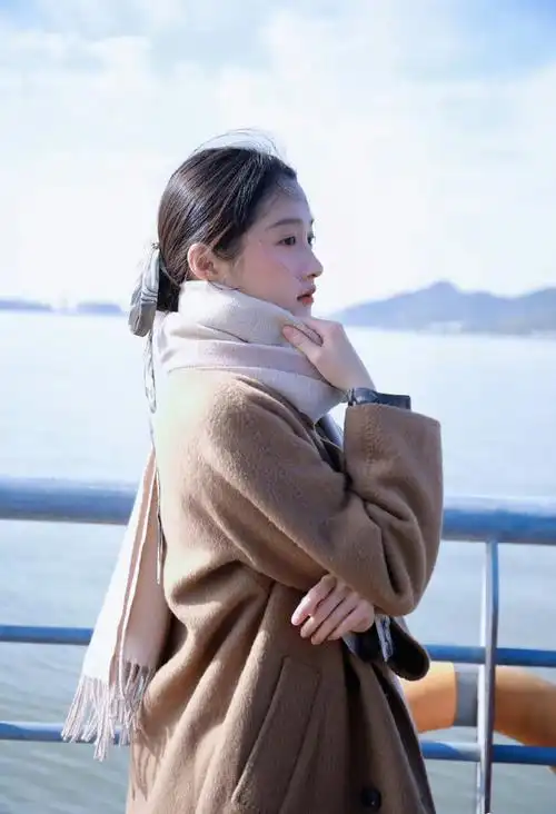 关晓彤丝巾绑发##关晓彤好温柔的冬日穿搭