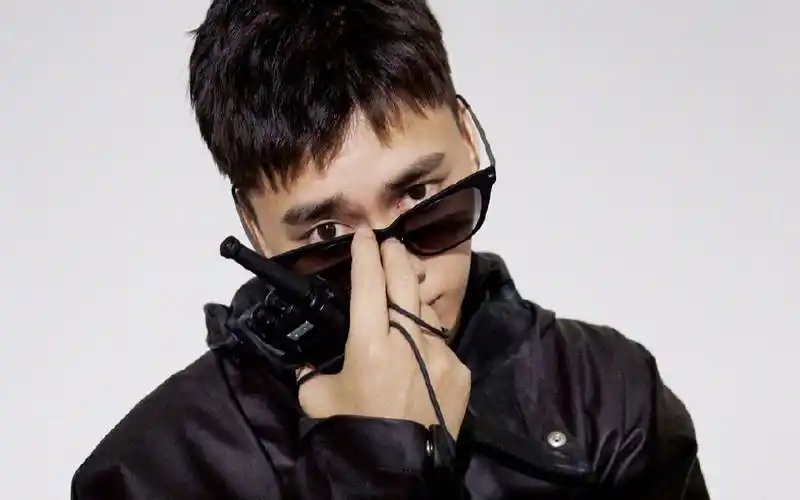 李易峰酷帅有型写真桌面壁纸