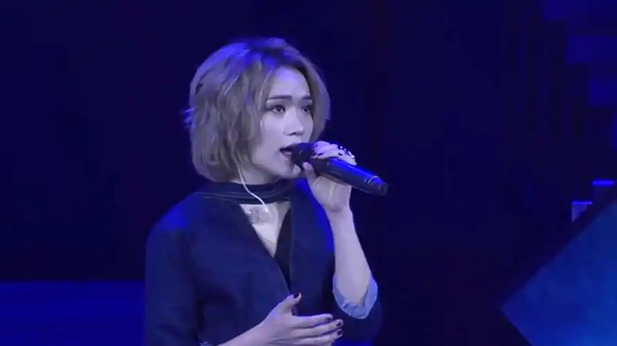 2庄心妍演唱《两个人的回忆一个人过》,演绎对过往恋恋不忘的悲伤  04