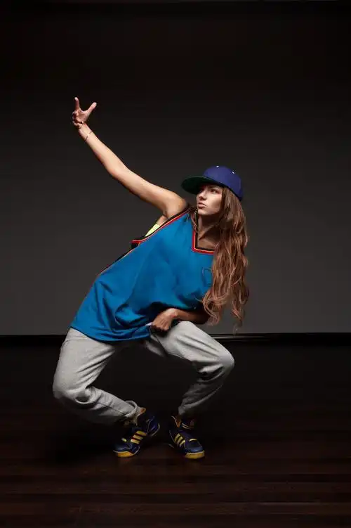 女孩嘻哈舞,显示一些动作的年轻白人嘻哈舞者女人