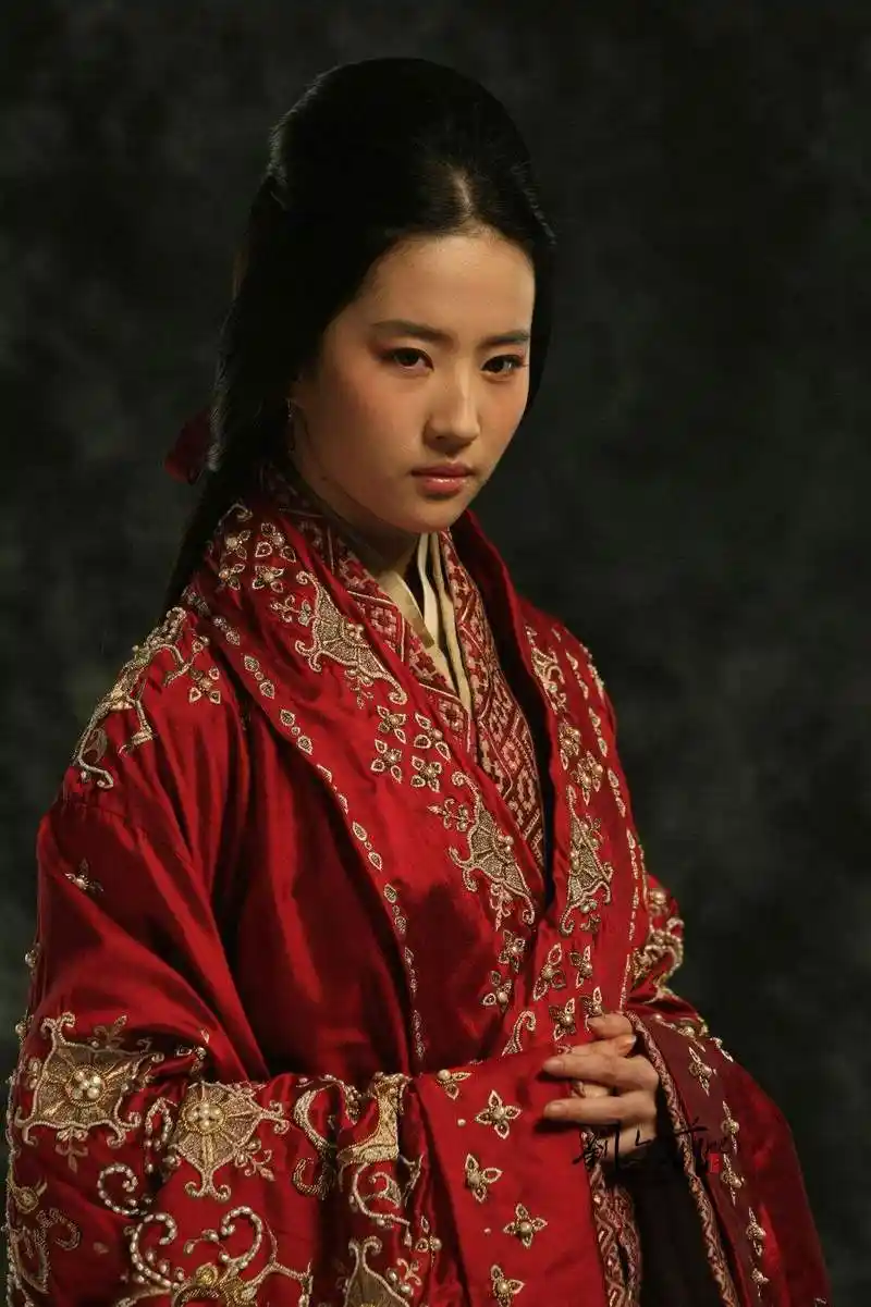 刘亦菲饰演的灵雎,以一朴素的发型搭配7套古装,第一眼就迷倒了