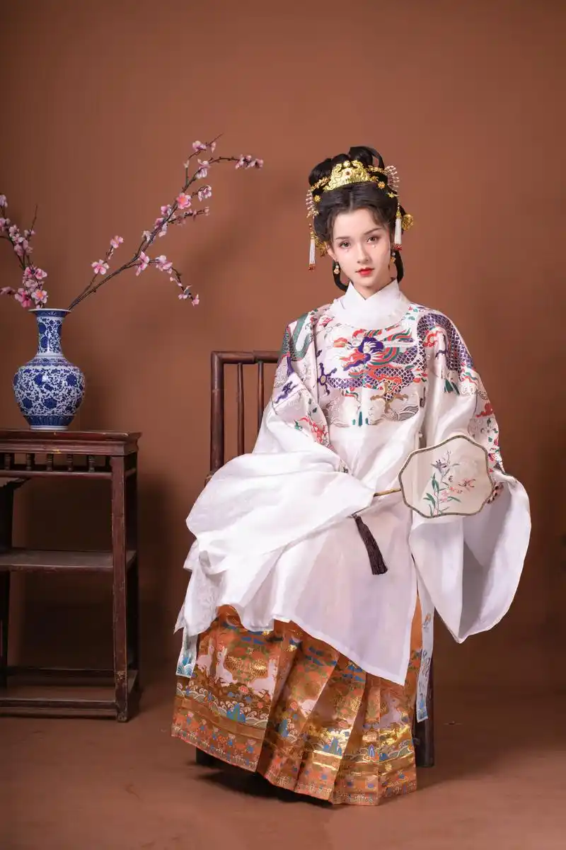 秋天该选什么形制的汉服?选这4套"明制"准没错,优雅又华丽