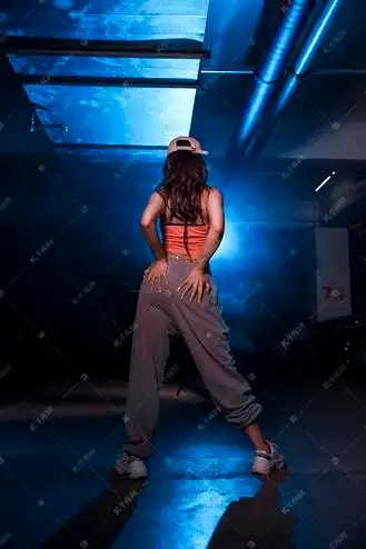 爵士舞夜晚跳舞美女停车场背影摄影图配图