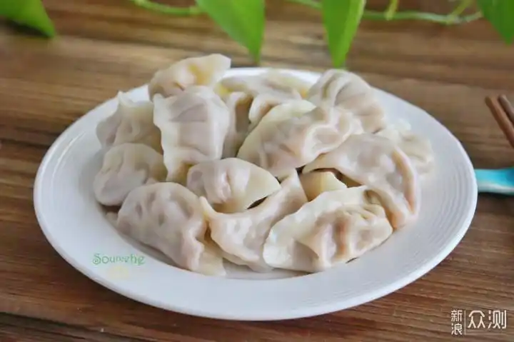 冬至白菜猪肉馅水饺皮薄馅大味道鲜美