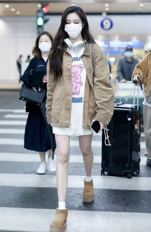 女明星机场穿搭,如何不露脸也能穿得美,不妨看看杨幂和赵露思