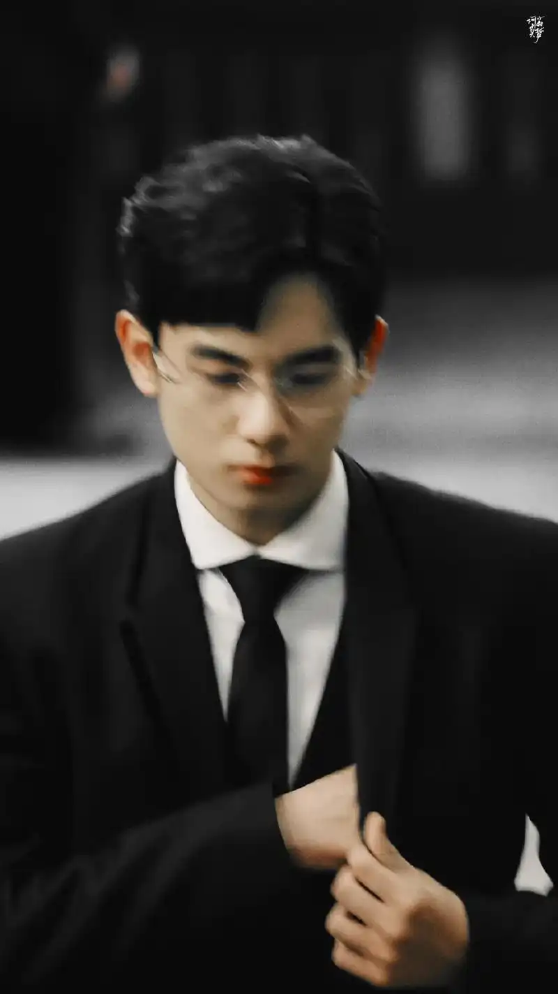 西装 眼镜真的太绝了#胡先煦 #西装杀 #林臻东 - 抖音