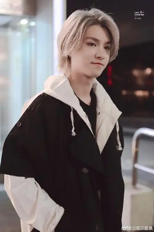 黄明昊日本的白发机场造型一开始看到有被惊艳到