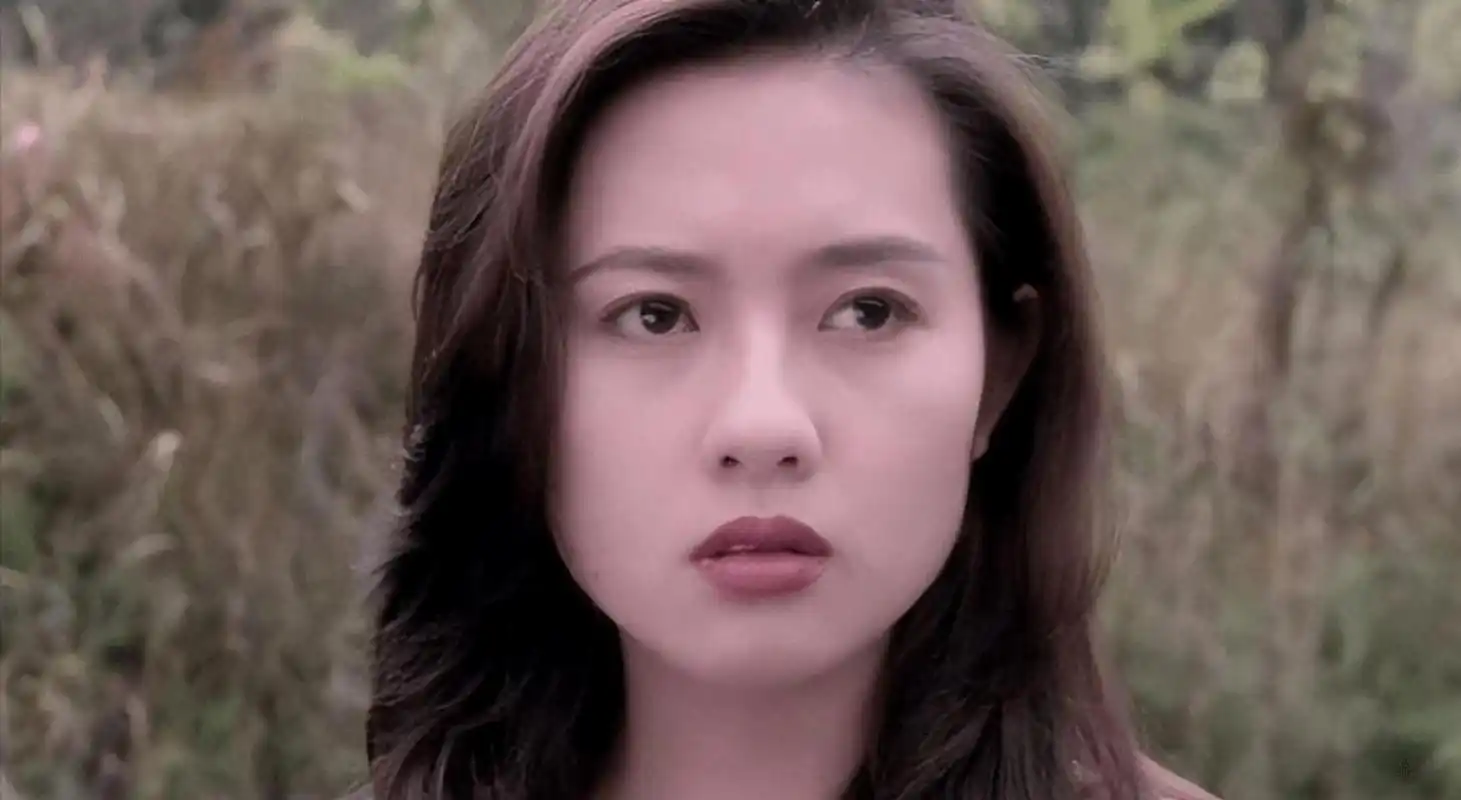 李丽珍是香港三级片女星中最早拿影后的. 1999年,她与黄秋生主演了电