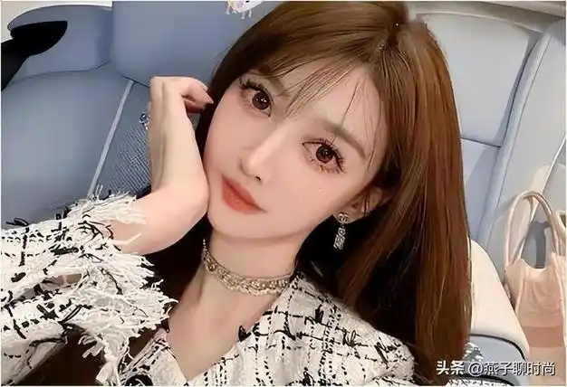 黄晓明女友晒等车视频皮肤白到发光肩颈线优越颜值高不输baby