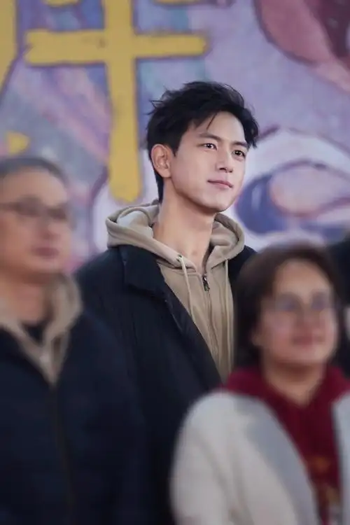 杨紫李现牵手同框路透##李现国色芳华