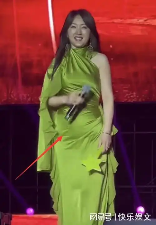 52岁杨钰莹再登台表演脸蛋发福圆得可爱小腹隆起裙子太拥挤