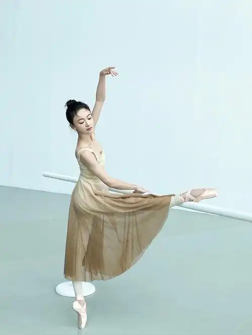 吴谨言太仙了一袭芭蕾裙高空180劈叉绝美天鹅颈媲美刘诗诗