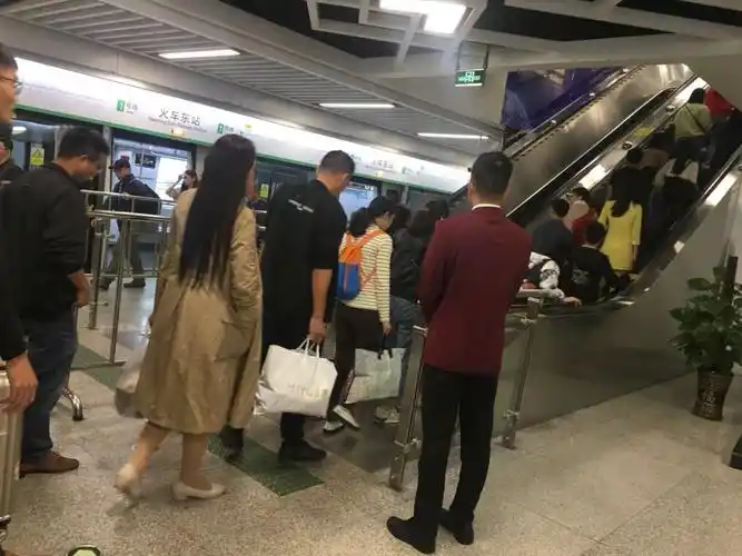 搭乘南宁地铁1号线时,有人在车厢里吃早餐!这种行为文明吗?