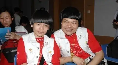 基因太强大!八两金儿子近照 父子俩太像了