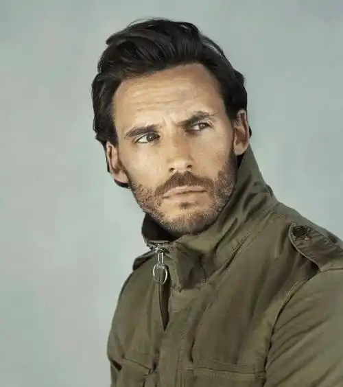 原36岁英国男星山姆克拉弗林变身大胡子大叔,保鲜能力不强?