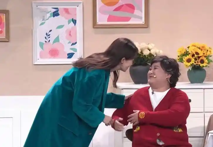 贾玲张小斐5搭上春晚!母女角色互换,大秀谐音梗全场爆笑_网友_小品_合