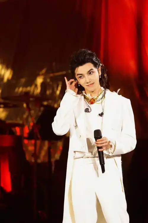 华晨宇疯人院演唱会live曝光切换视角感受绝美极光雨