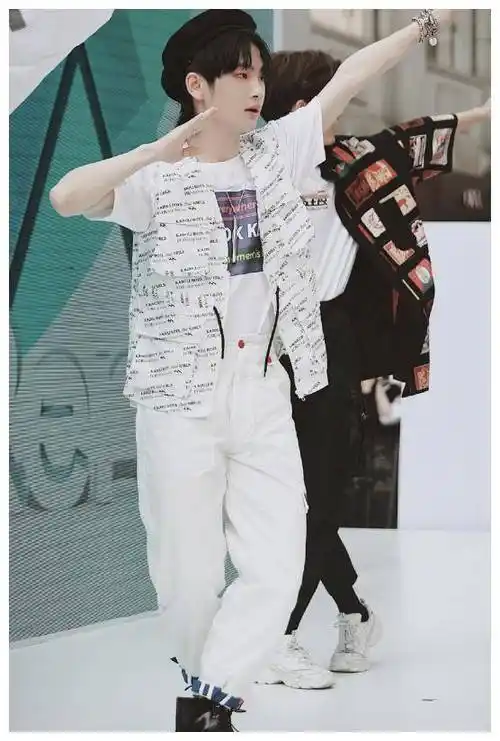 女生的九分裤都被他穿成长裤,还巨显腿短_裤子_时尚_下半身