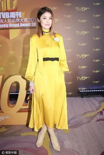 陈慧琳黄色缎面锁孔领口连衣裙杏色高跟靴 典雅知性