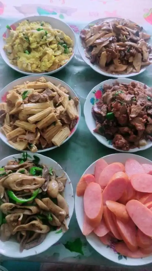 婆婆的同学来家里拜访,我亲自下厨做了一大桌饭菜,因为太给婆婆长脸