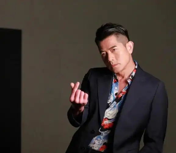 55岁郭富城显老态?这一次"怪"发型了,他这些造型优雅绅士