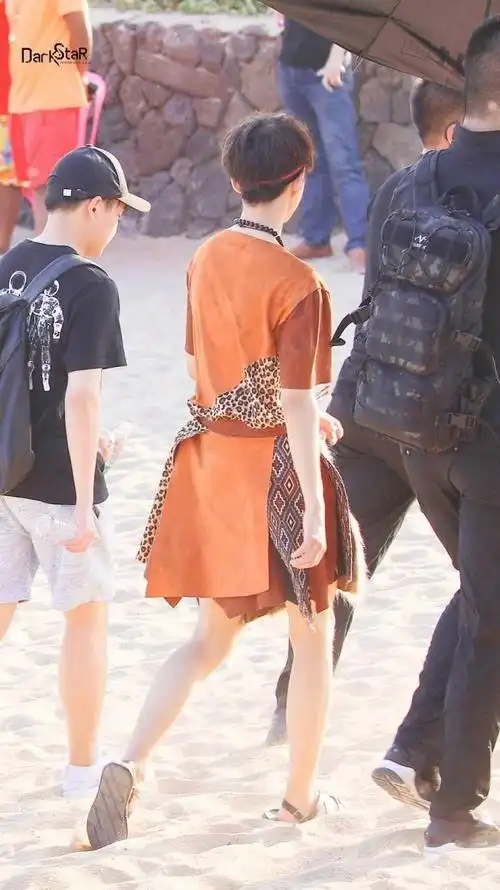 王俊凯穿过膝短裙风情万种