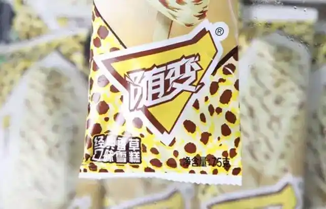 伊利巧乐兹巧克力脆皮裹着奶油再裹着巧克力棒让人不断的有惊喜再惊喜