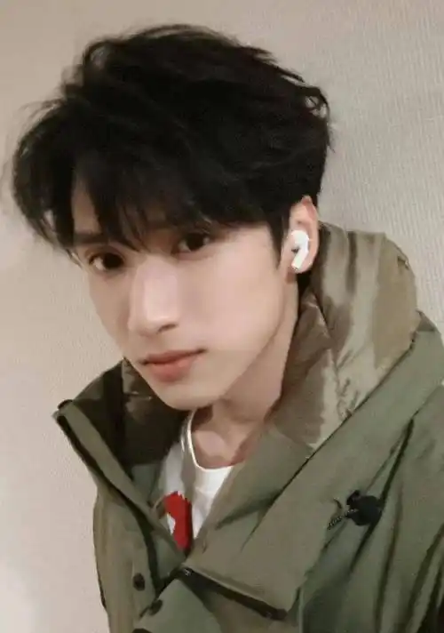 张婧仪被掰弯?严浩翔私连女主播石锤?杨幂谁红和谁玩?王鹤棣被防爆?