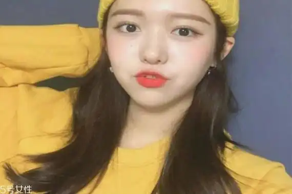 这是一款甜美气质的女学生长卷发,同样是大卷烫发效果,但在空气刘海的