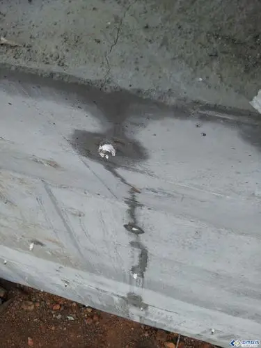 u型桥台砼浇筑后,保养期间发现有裂缝