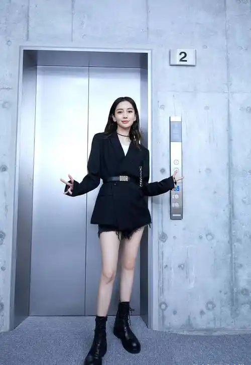 杨颖又美出圈了,黑色不规则紧身裙时髦精致,身材曼妙不像孩子妈