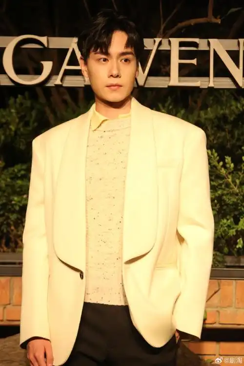 胡一天洋甘菊色西装##bv北京时装秀##bv大秀##bv直播