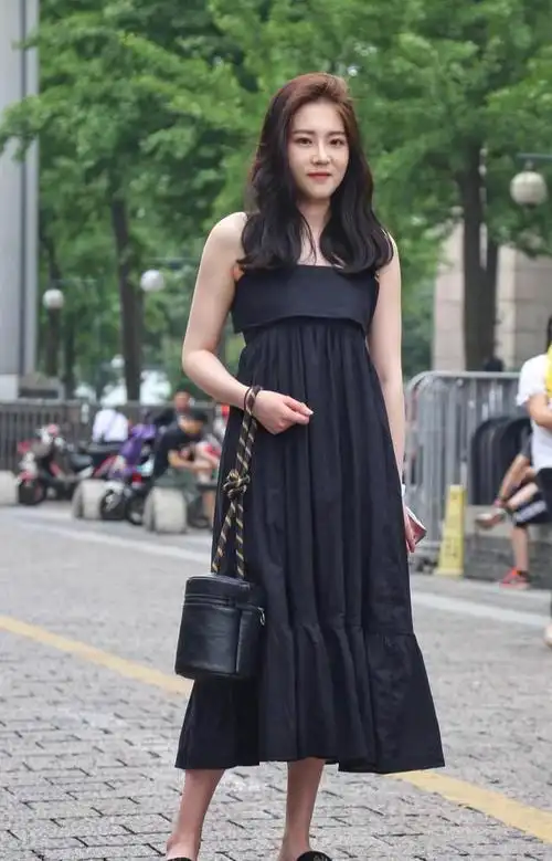 然而,在选择长裙搭配鞋子时,很多人会犯难,究竟是选择平底还是高跟鞋