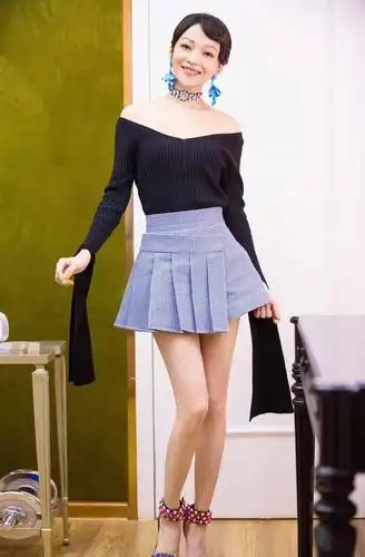 张韶涵登声临其境一袭红色套装用封腰腰带点缀铁链够显眼