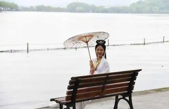 白娘子扎堆西湖等许仙,身段婀娜打绸伞漫步断桥,个个貌美如花